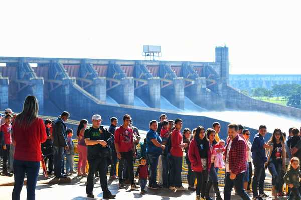 Más de 5.000 personas apreciaron la apertura del vertedero de Itaipu este fin de semana | .::Agencia IP::.