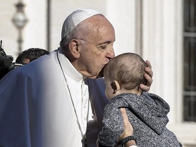 El pontificado de la "ternura" explicado en libro sobre Francisco