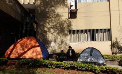 HOY / Jóvenes acampan para estudiar inglés