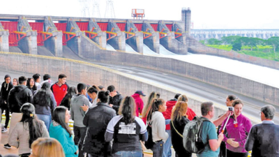 Apertura de compuertas de Itaipú atrajo a turistas | Diario Vanguardia 07