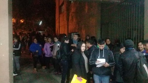 Pugnan por un cupo para aprender inglés - Nacionales - ABC Color