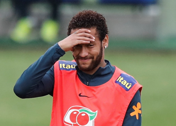HOY / Un Neymar poco sonriente se entrena con Brasil tras acusación de violación