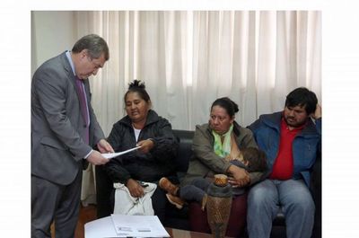 Representantes de pueblos indígenas con titular de la Corte