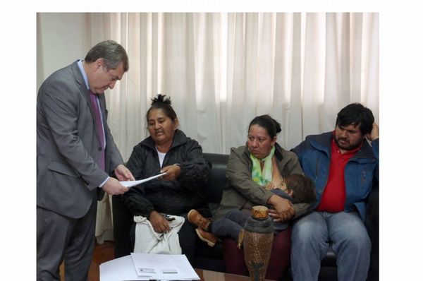 Representantes de pueblos indígenas con titular de la Corte