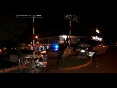 AUTOMOVILISTA DERRIBA COLUMNA Y SUS OCUPANTES HUYEN