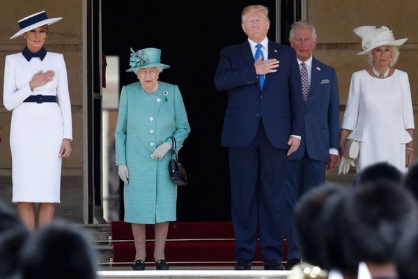 Trump es recibido por la reina tras llegar a Londres insultando a su alcalde - Internacionales - ABC Color