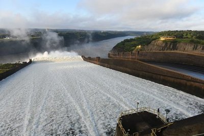 Más de 5 mil personas apreciaron la apertura del vertedero de Itaipu » Ñanduti