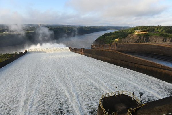 Más de 5 mil personas apreciaron la apertura del vertedero de Itaipu » Ñanduti