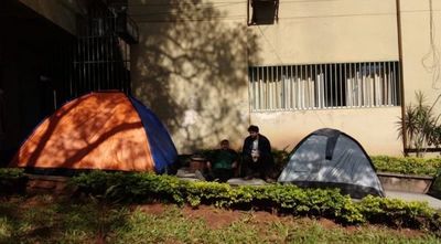 Jóvenes acampan para inscribirse en cursos de inglés