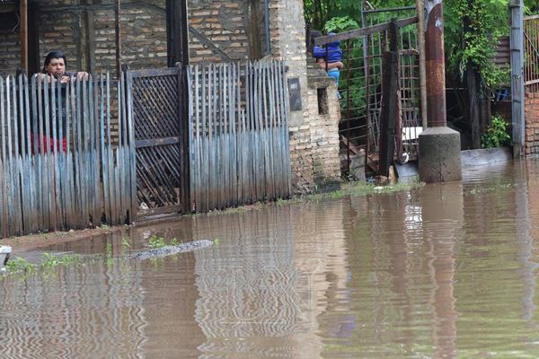 Río Paraguay baja en Asunción y se mantiene en Pilar