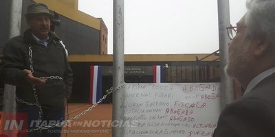 UN HOMBRE SE ENCADENÓ FRENTE A TRIBUNALES.