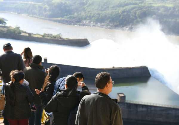 Apertura de compuertas cautivó a visitantes