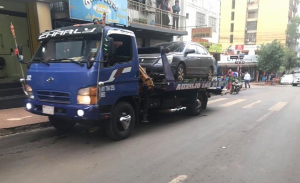 Corralón y multas para vehículos mal estacionados