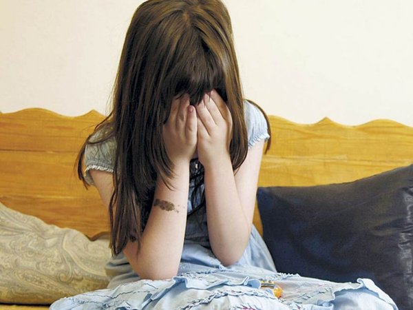 "Fue un accidente", asegura el papá, pero su hija tiene rastros de abuso, según intervinientes
