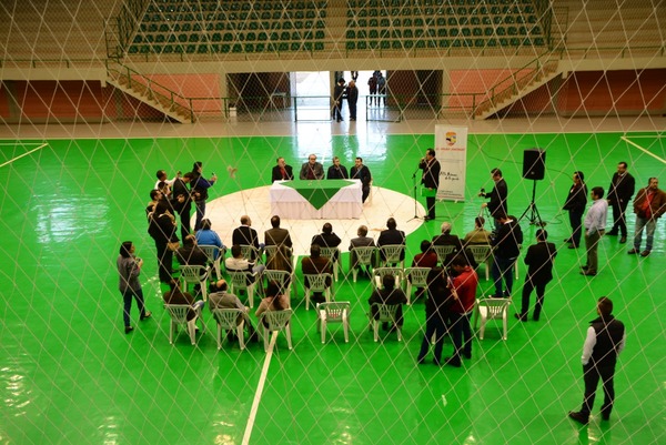 Intendente de CDE recibe las llaves del Polideportivo Municipal