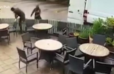 Ladrones roban en 2 minutos y a plena luz del día las mesas y sillas de un pub - C9N