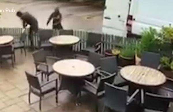 Ladrones roban en 2 minutos y a plena luz del día las mesas y sillas de un pub - C9N