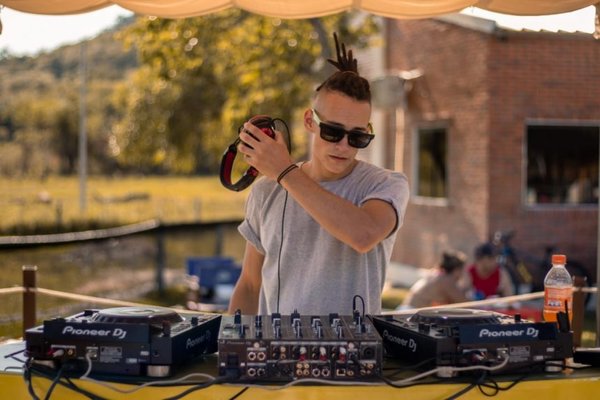 Euforia, esfuerzo y pura música: la vida de un DJ que se encuentra en ascenso - Periodismo Joven - ABC Color