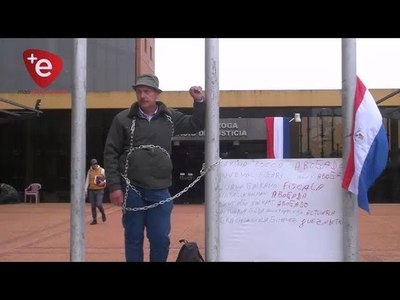 HOMBRE SE ENCADENÓ FRENTE AL PODER JUDICIAL, DENUNCIA SUPUESTA IRREGULARIDADES EN UN JUICIO CIVIL
