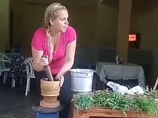 Una yuyera conmovió en redes y la premiaron