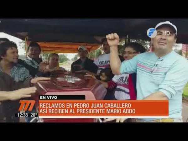 Con reclamos reciben a Mario Abdo en Pedro Juan Caballero