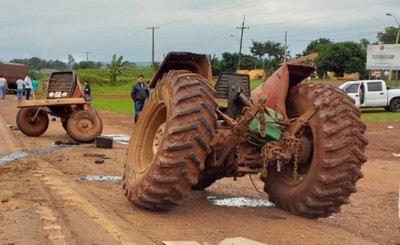 Tractor se parte en dos al ser embestido por camión
