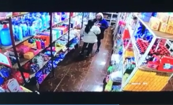 Mujeres descuidistas hurtan jabones de comercial franqueño