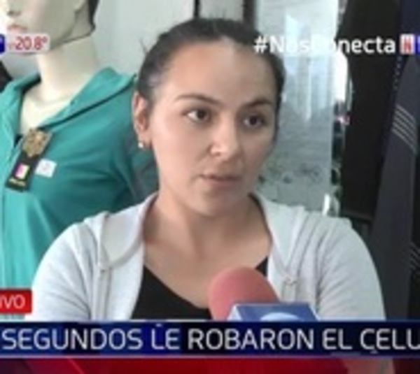 Asaltantes actúan en segundos y se llevan celular de trabajadora - Paraguay.com