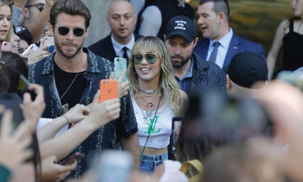Miley Cyrus fue atacada por un fan en Barcelona