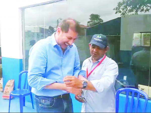 Presi de Sol le regaló hasta su reloj al líder de los Ishir