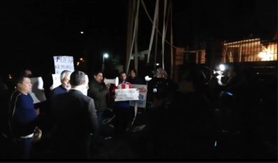 Se movilizan frente a domicilio de titular de IPS