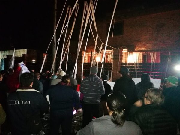 Escrachan al titular del IPS - Nacionales - ABC Color