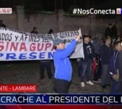 Escrachan a titular del IPS y exigen su destitución - Paraguay.com