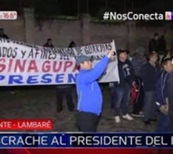 Escrachan a titular del IPS y exigen su destitución - Paraguay.com