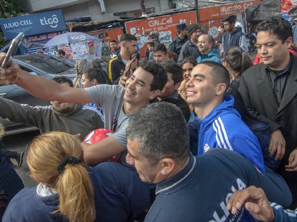 La Albirroja comienza operativo en el Mercado 4, el sitio que siempre da calor a la selección