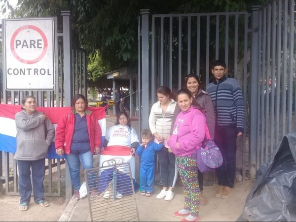 Se manifiestan frente a Yacyretá para pedir trabajo - Nacionales - ABC Color