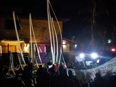 Ciudadanos y asegurados escrachan a titular de IPS y piden su salida