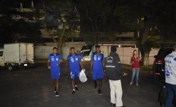 HOY / Llegaron al país y entrenaron en el Arsenio Erico