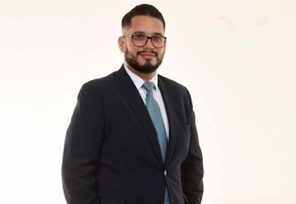 Periodista de ABC asesoraba a político denunciado en su diario