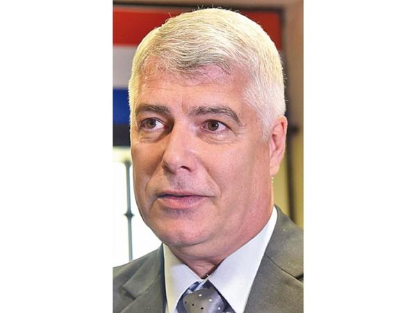 Wiens cambia a director jurídico cuestionado por adjudicaciones
