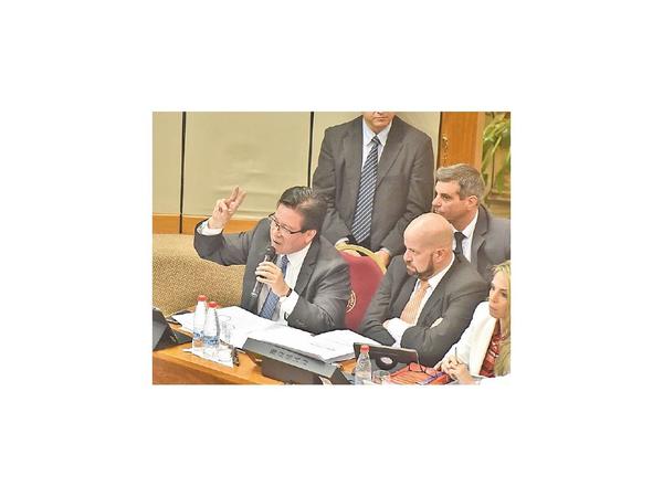 Jueza admite imputación y cita al ex contralor José Enrique García