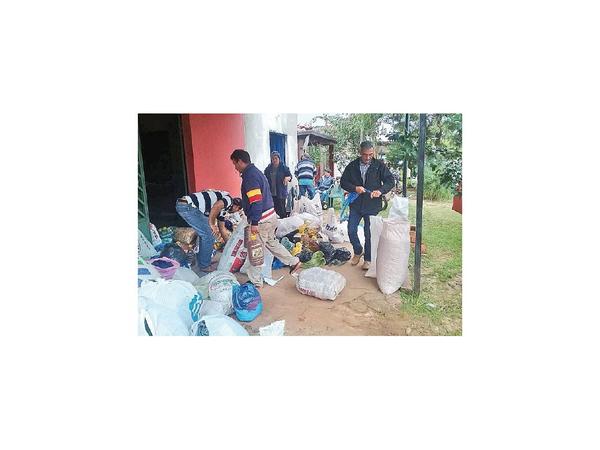 Fieles de San Pedro ayudan a anegados
