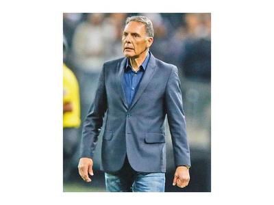 Buscan refuerzos a la espera del nuevo DT