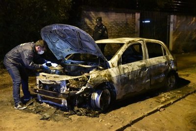 Auto se quema por completo y buscan causas - Nacionales - ABC Color