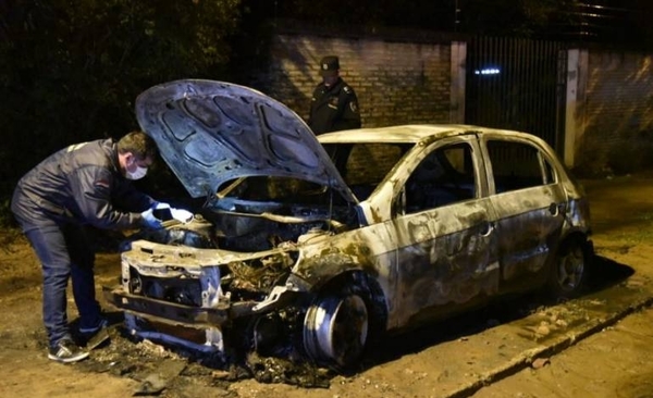 HOY / Sospechoso incendio de un auto en barrio San Miguel