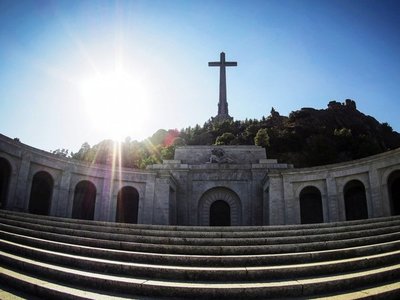 Justicia española suspende la exhumación del dictador Franco