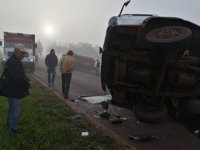 VUELCO DE CAMIÓN SOBRE GRANEROS DEL SUR EN PIRAPÓ.