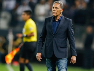 Buscan refuerzos a la espera del nuevo DT