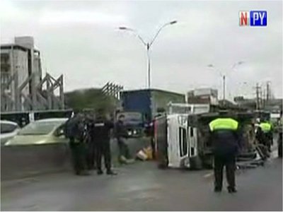 Vuelco sobre Madame Lynch bloquea tránsito