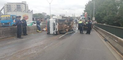 Camión vuelca e involucra a otros tres vehículos - ADN Paraguayo
